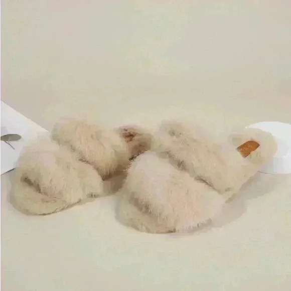 Off White Flufgly Faux Fur Sandals Slippers Sz 38 - Picture 1 of 5